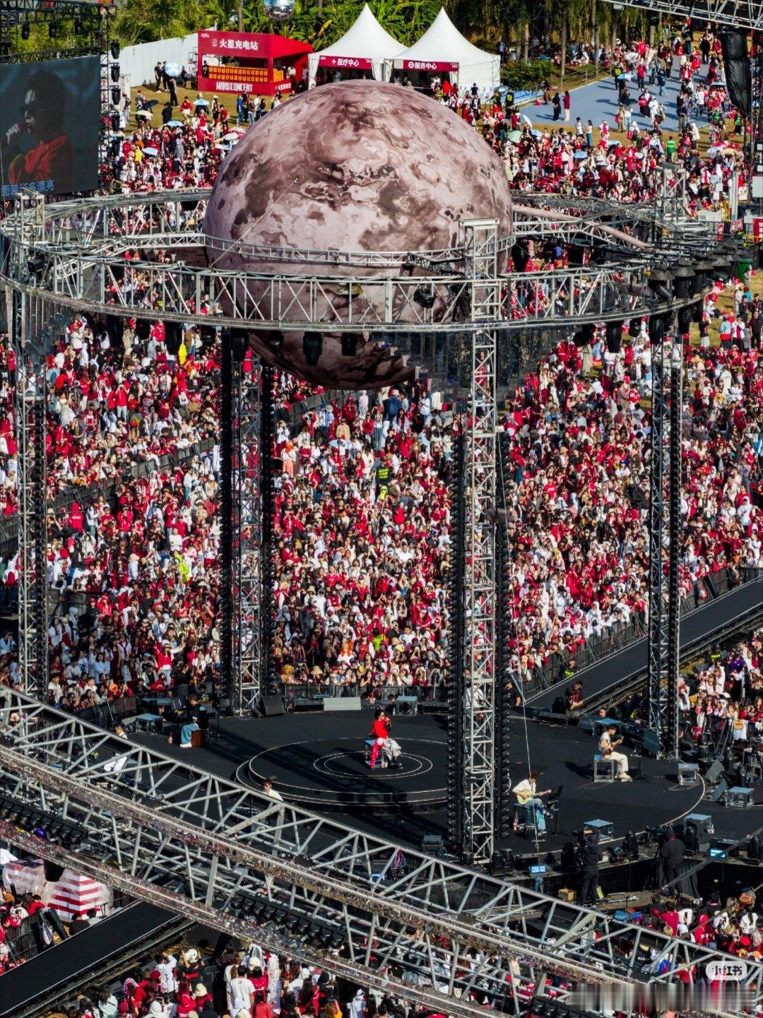 华晨宇海口演唱会现场返图，这人气是什么水平。 