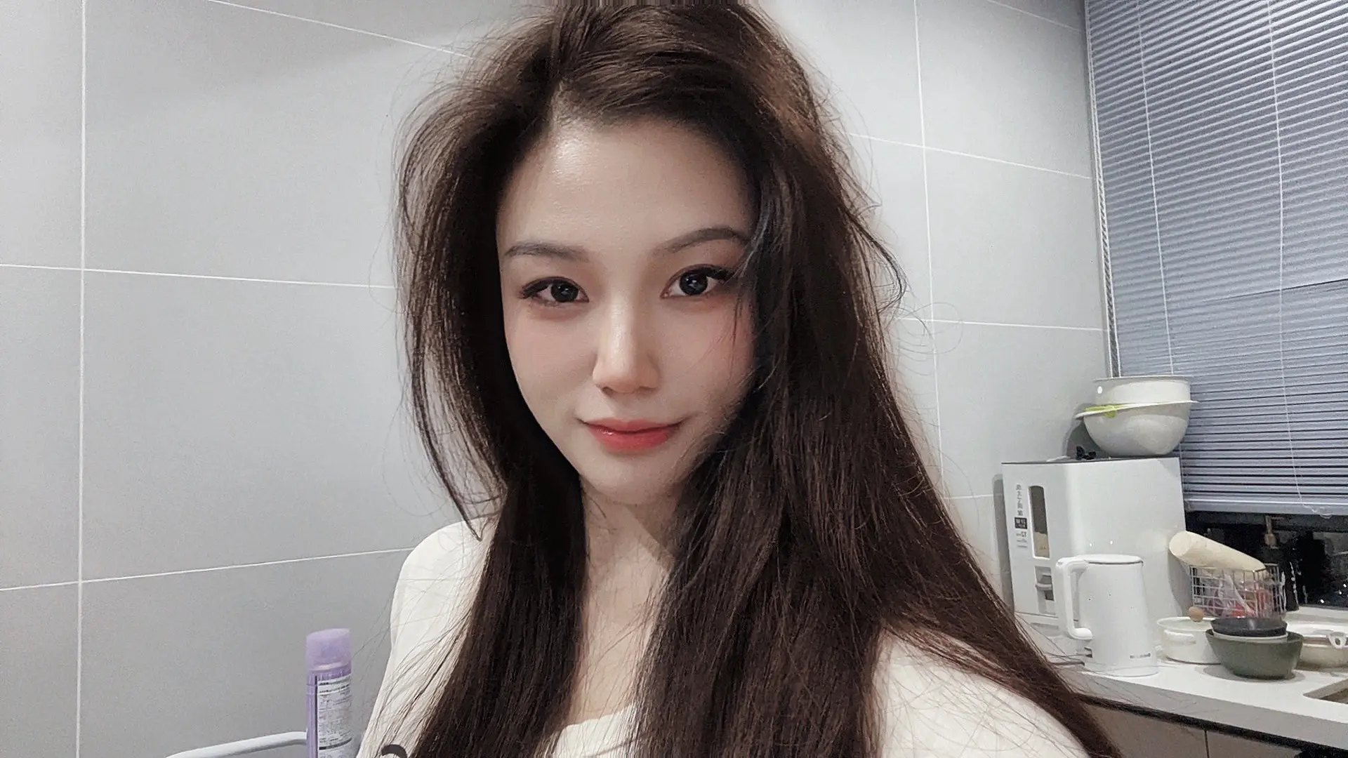 吃完夜宵感觉好幸福啊。 因为今天的妆很漂亮所以必须要留下两张自拍才行！...
