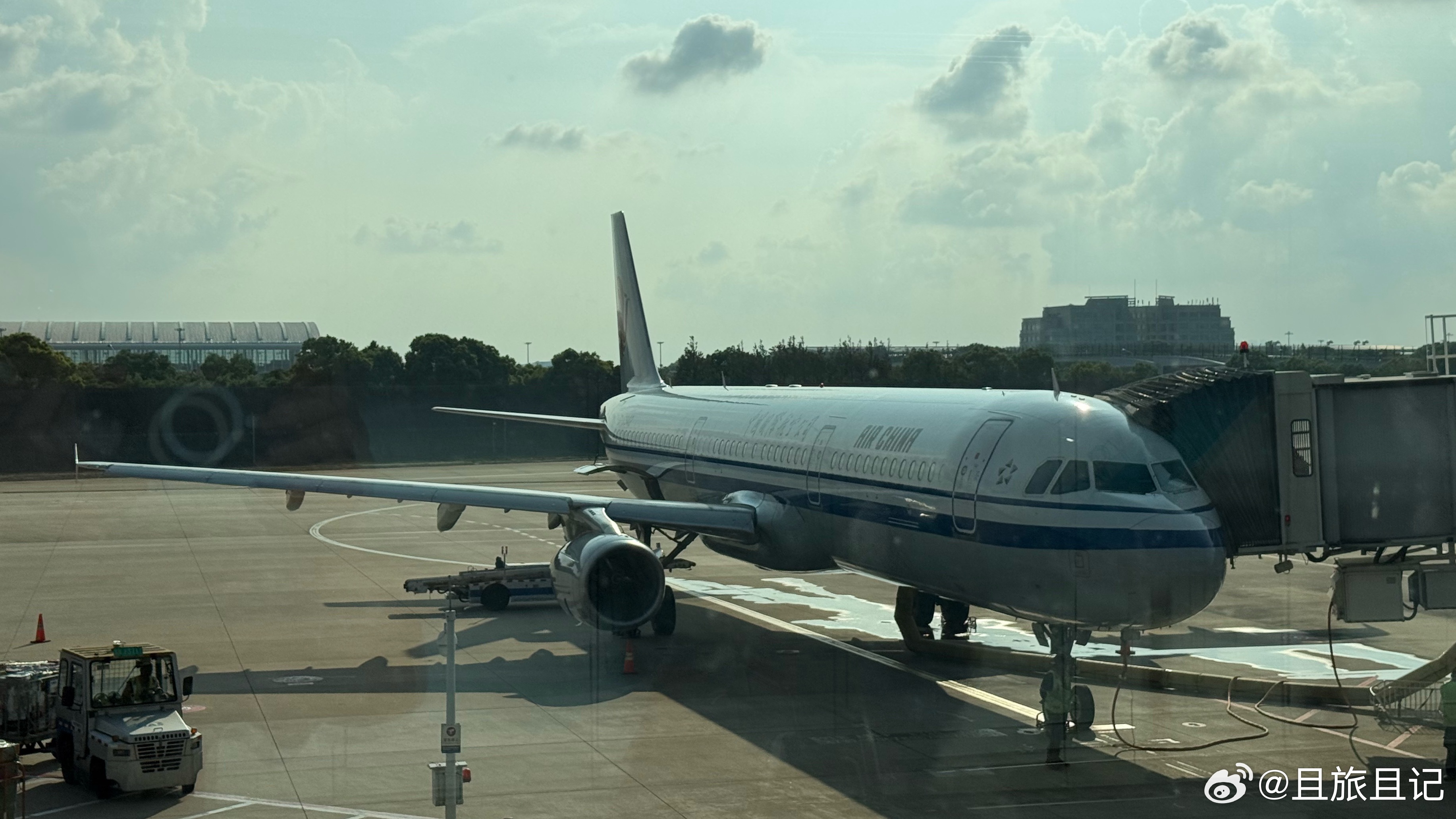 上海浦东国际机场，即将乘坐这架飞机飞往深圳。 上海·浦东国际机场T2航站楼C50