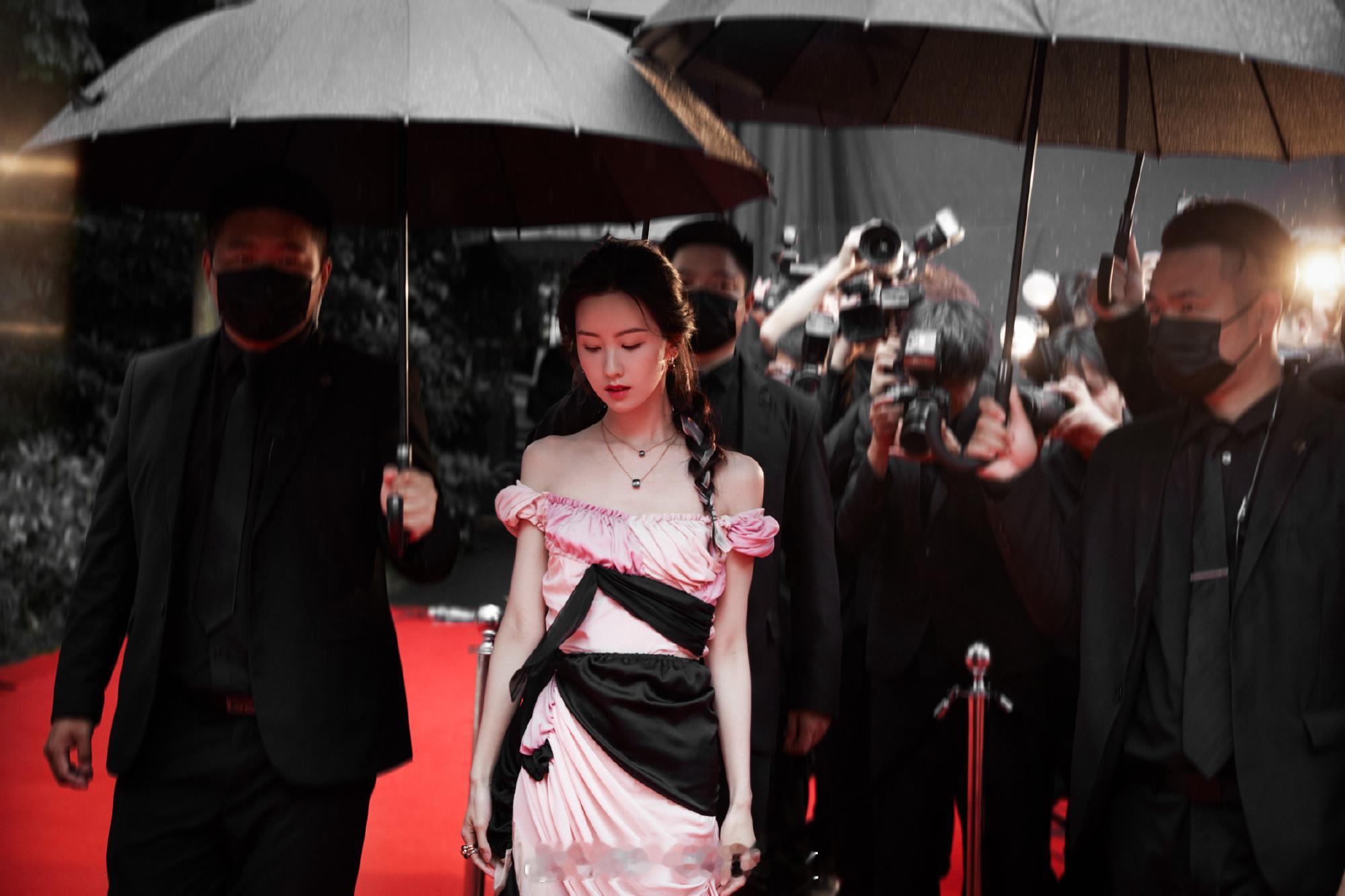 陈都灵红毯闪光灯大片 