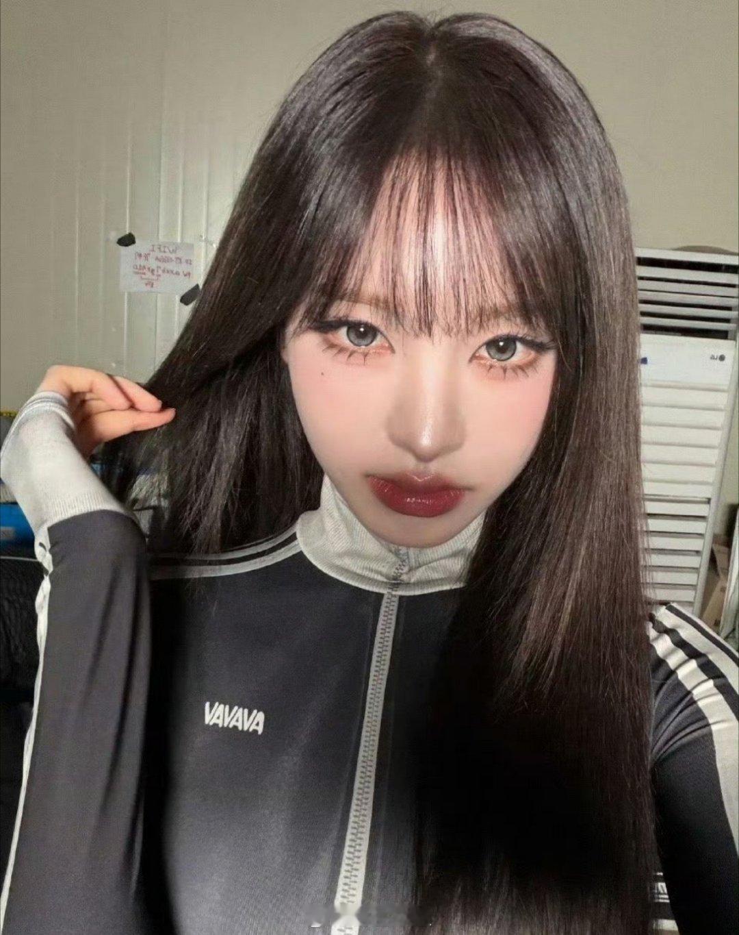 韩国女团IVE的成员Liz的这个妆容还专门点了颗痣呢，不知道的还以为这是张元英啊