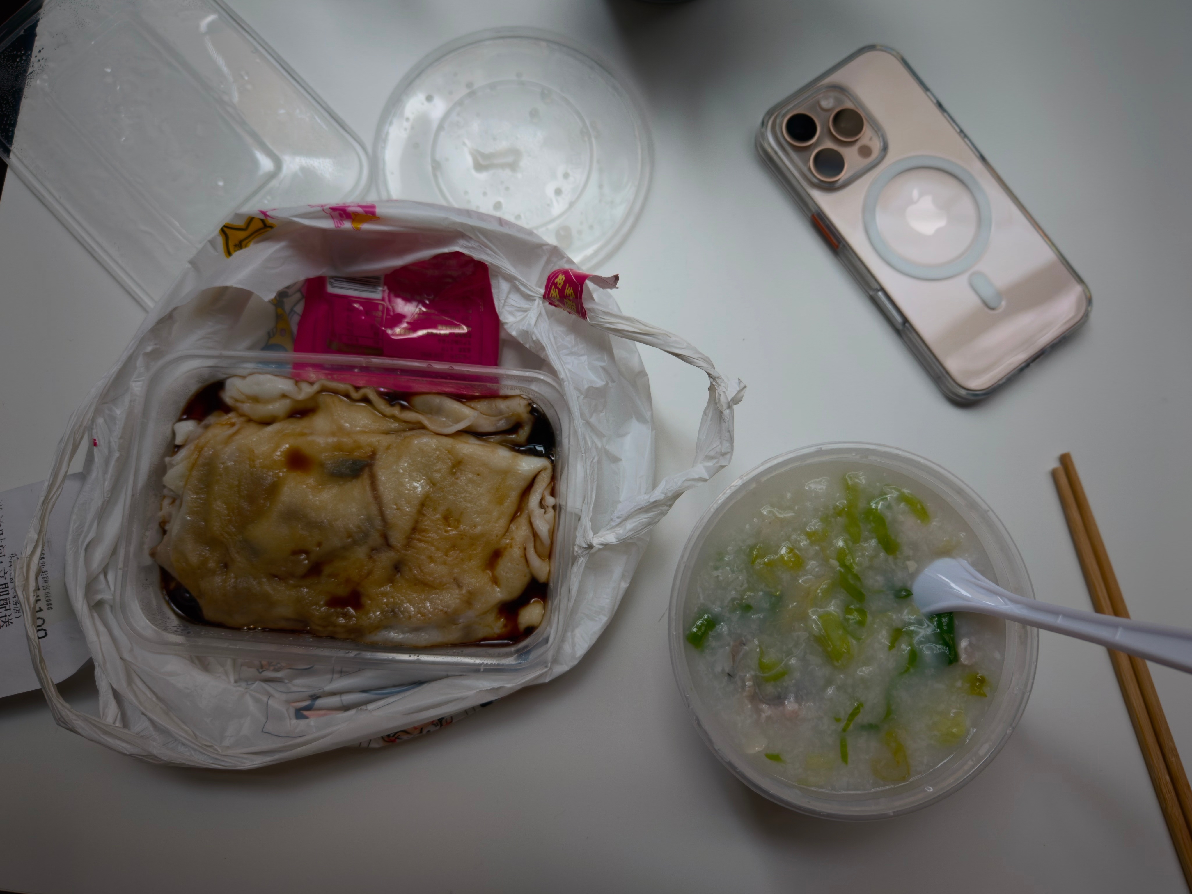 感谢外卖小哥冒雨送餐，我吃上了今天的第一顿。 ​​​