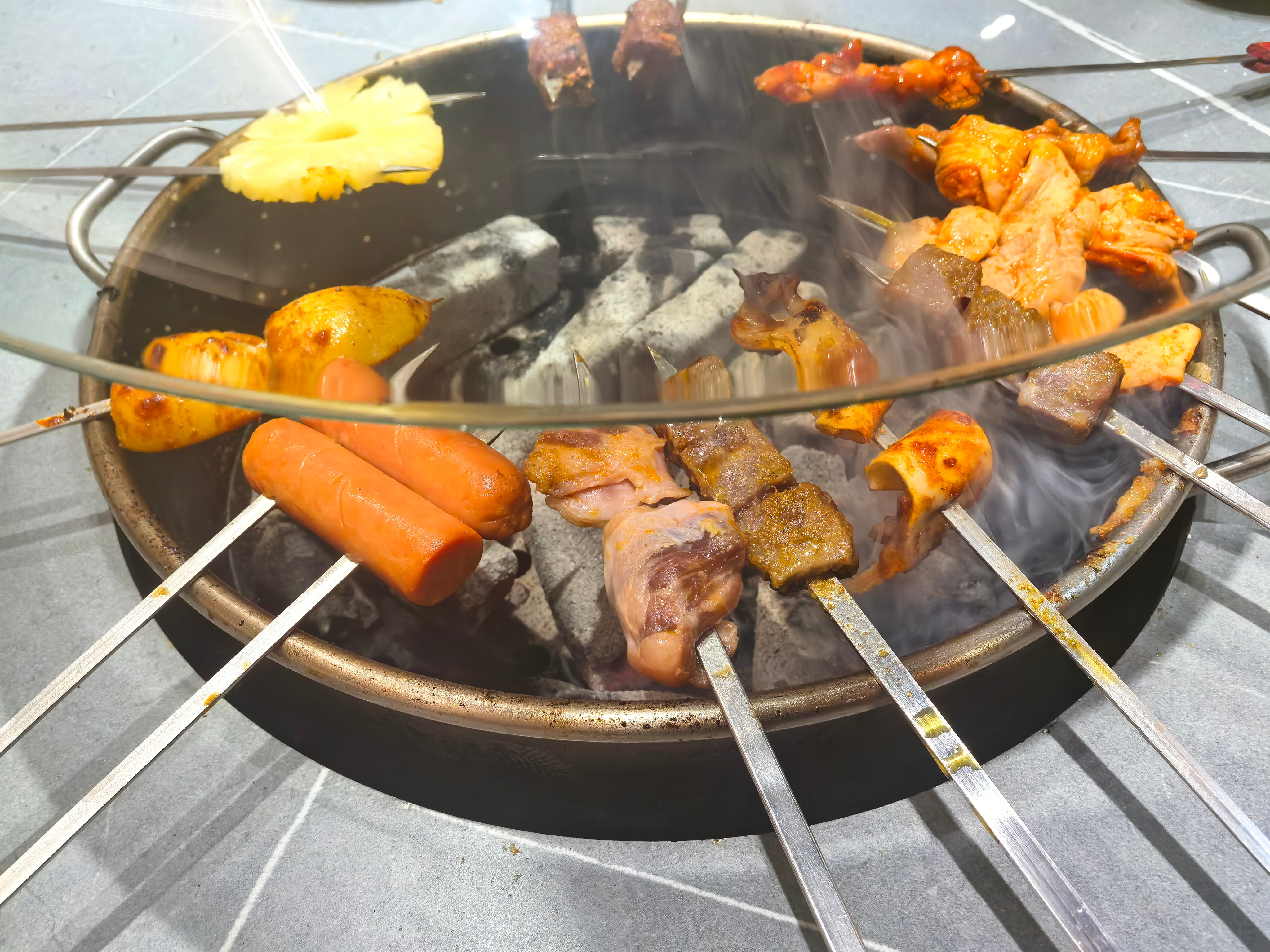 烤肉，我很喜欢的一家店。虽然自己烤有点费事，但是炭火很旺，三两分钟就熟，而且这种