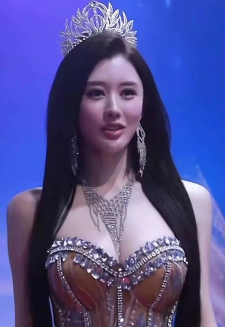 肖凯云以0.1分的微弱分数惜败选美冠军，却凭实力屈居亚军逆袭，成全民审美标杆与参