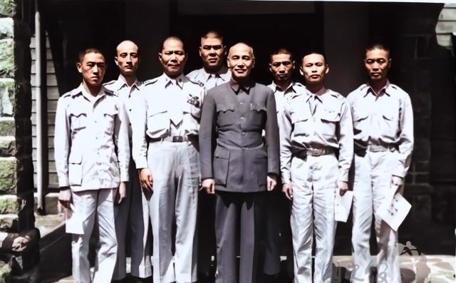 1949年，被解放军俘虏的6名国民党空军夺机叛逃，并掳走3名解放军，当他们驾机抵