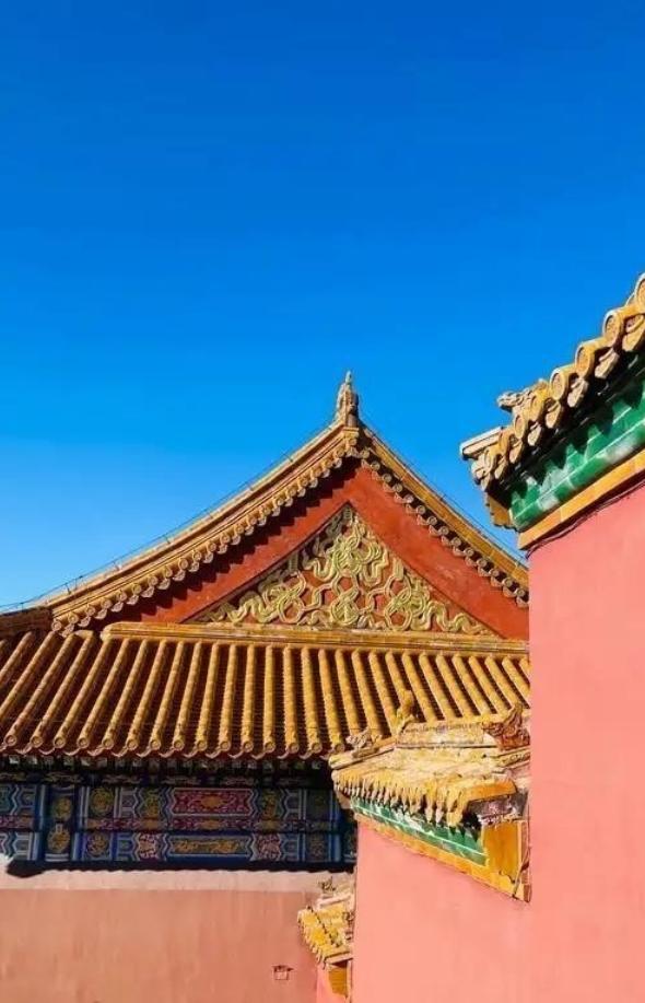 故宫缺钱到了什么地步，似乎永远入不敷出？故宫每年门票收入近8亿，文创收入大约15