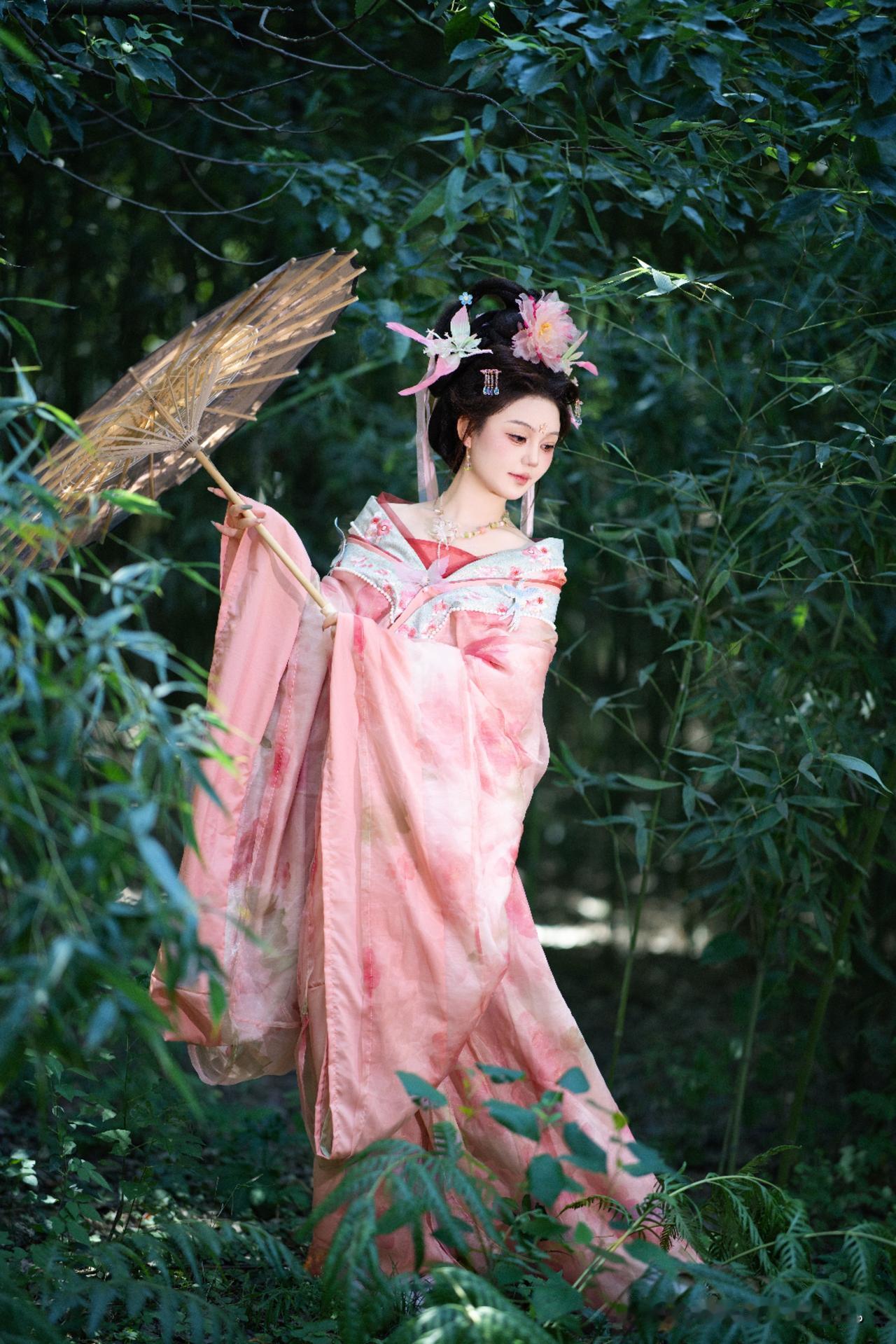 粉衣少女撑伞入林，花间惊鸿一瞥，原来穿越千年的温柔，真的存在呀～温柔粉裙少女