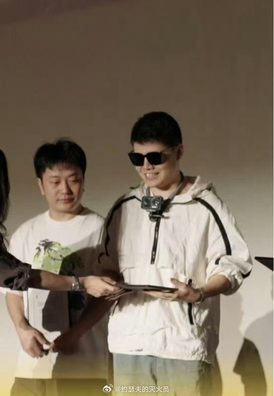 盲人小伙举起相机千万网友陪他走路盲杖丈量生活，相机捕捉温暖。25岁的他虽眼前无光