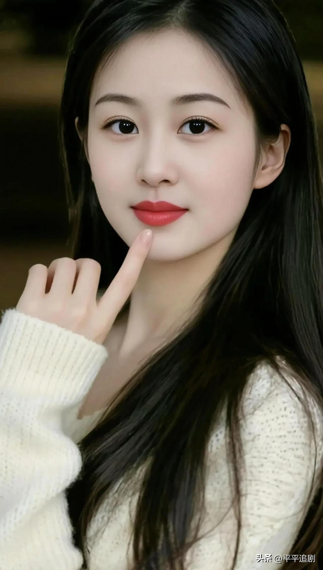 指尖轻触的温柔，是藏在眉眼间的笑意，也是岁月里不慌不忙的从容。
中年女性精致感 