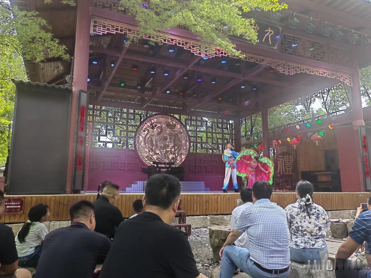 宜昌平原、丘陵、深山层次分明，都有上A级的景区，冷时在平原，热时上高山和漂流区。