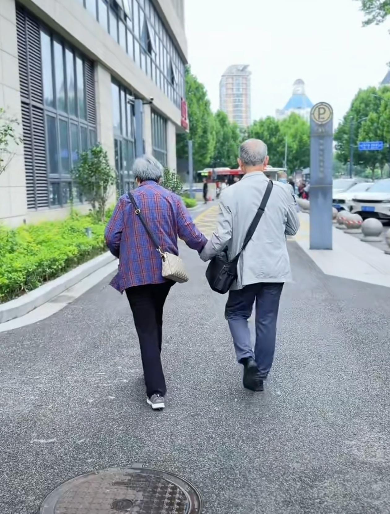 婚姻走到深处，它的尽头不是缠绵的情话，接下来就是日常生活油盐酱醋，更是结伴搞钱，