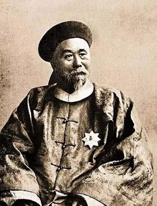 1895年3月24日下午，在日本马关引接寺外。一声清脆的枪响震碎了海湾的宁静。