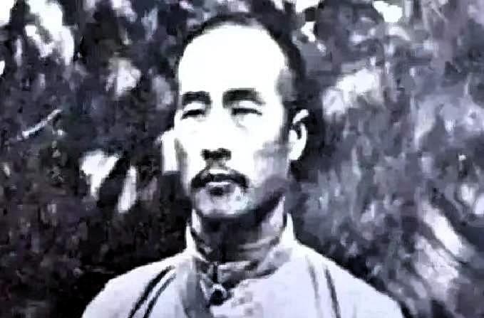 韩复渠被蒋介石枪决后，郑洞国奉命去抄家。本以为会撞见哭天喊地的场面，可推开大门，