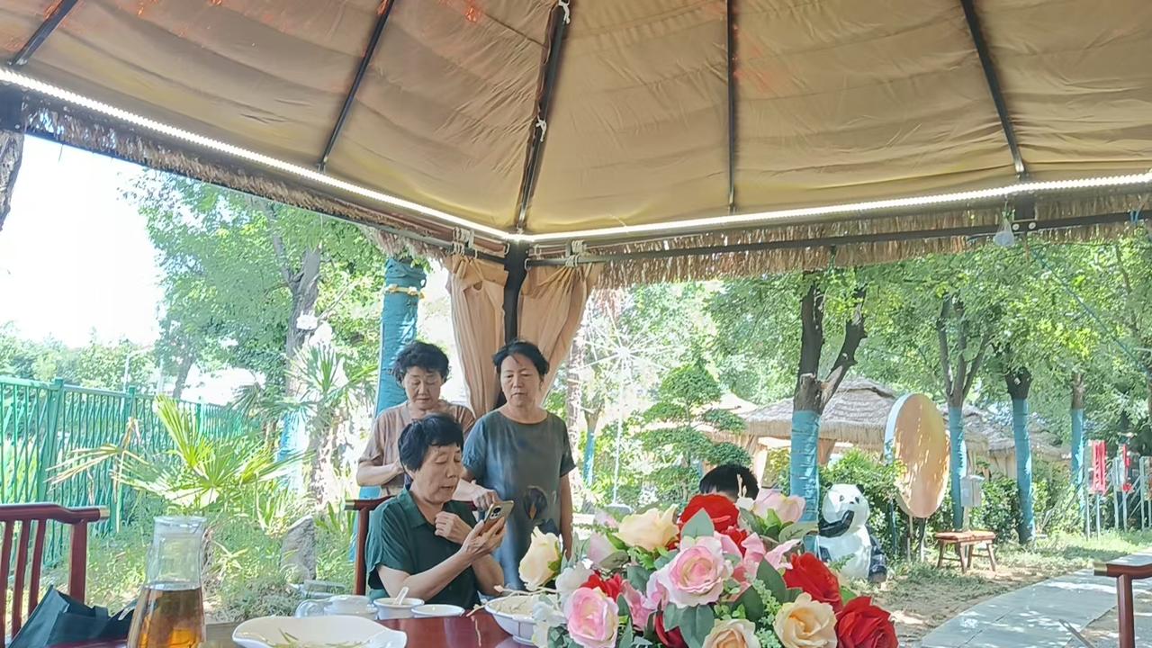 我的今日状态：😁轻松愉快
我这里的天气：🌤️多云 三五老友，闲坐庭院，抛开琐
