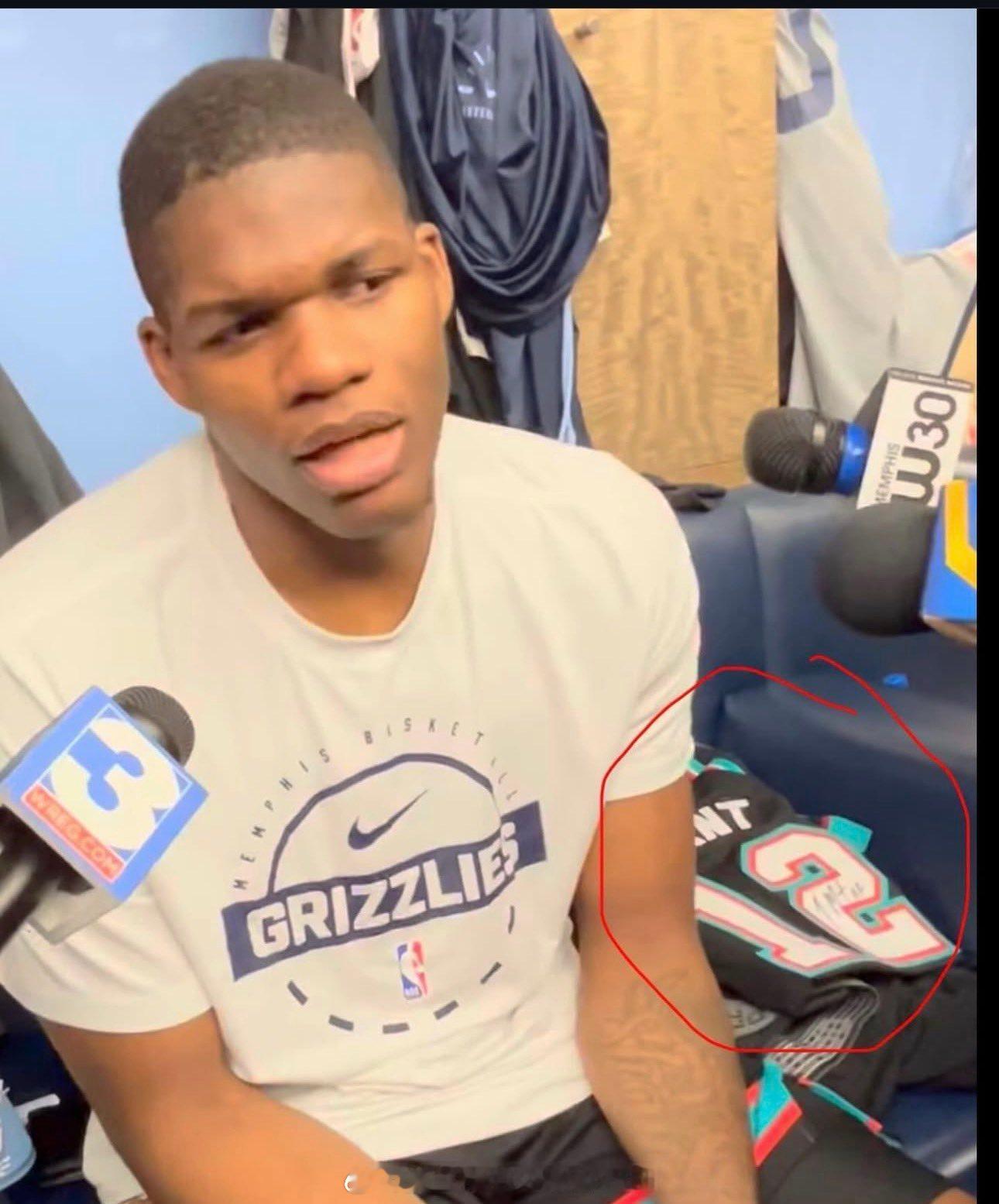 考沃德似乎被 Ja 送了一份离别礼物，一件签名的莫兰特球衣。😭😭莫兰特孟菲斯