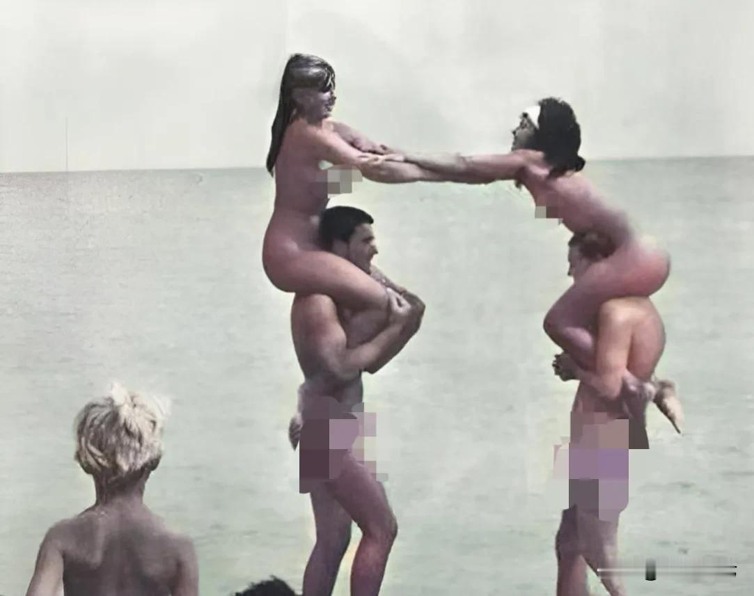 德国80年代的裸体海滩游戏。

真的不清楚这是在玩啥，双方都没有穿衣服，女子架在