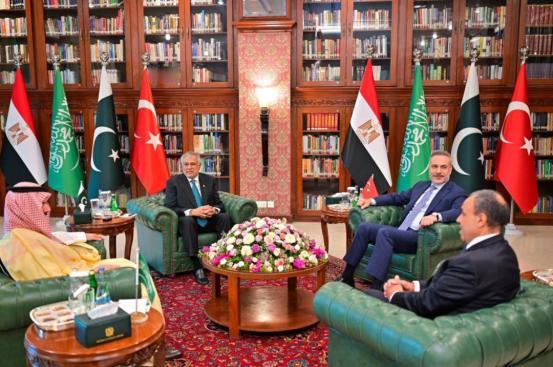 近期国际格局出现明显调整，欧美盟友裂痕凸显，美国全球战略重心持续向中东转移。特朗