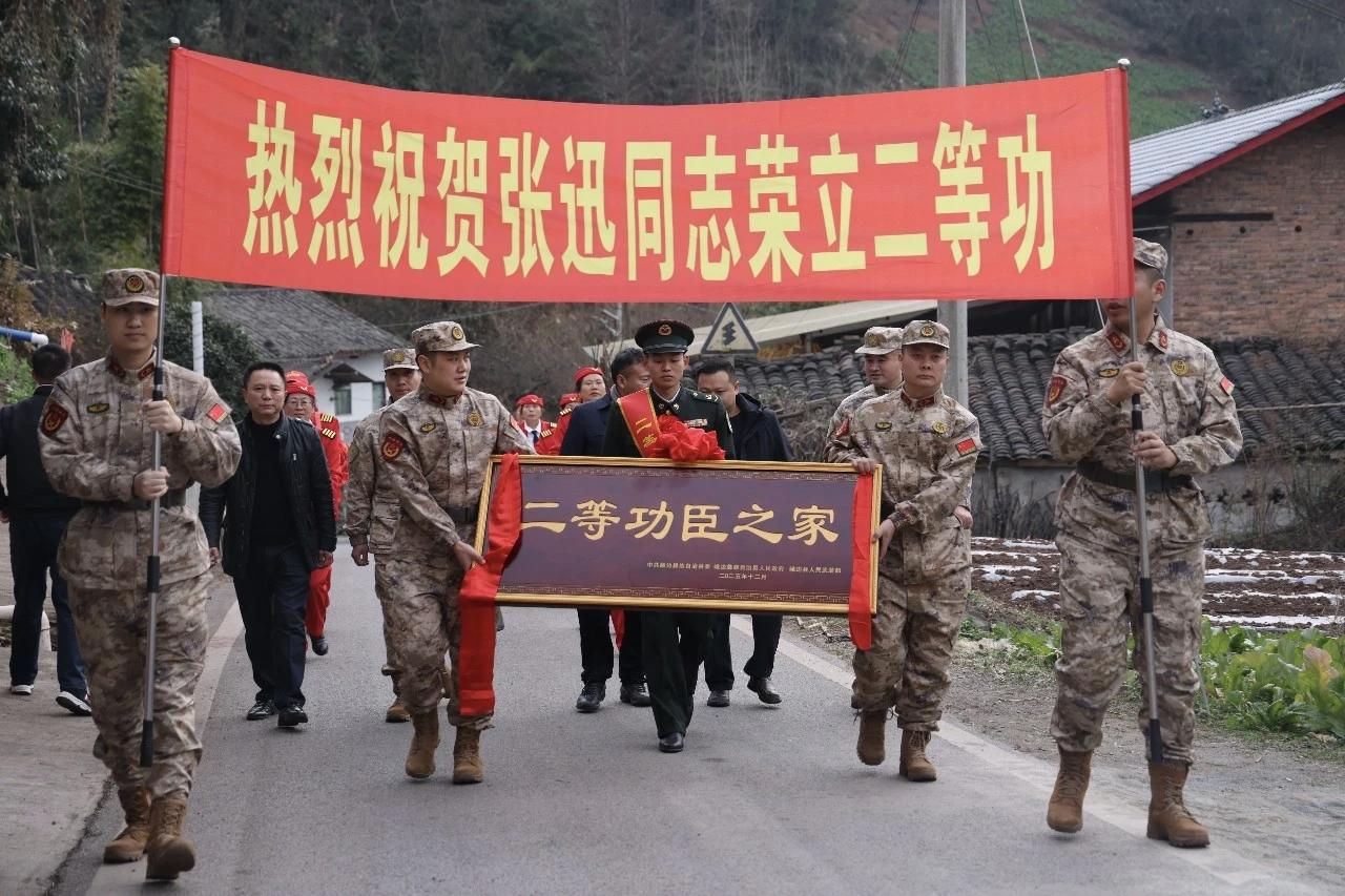 这份沉甸甸的荣誉，属于入伍不到3年的年轻战士张迅。在某部2025年射击比武中，他