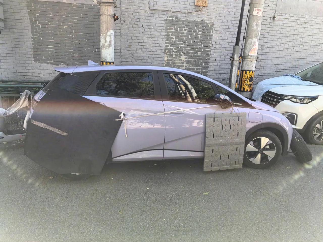 网友分享的北京胡同里面的车，开始我没看懂，为啥这些车都要这样打扮。看评论区的网友