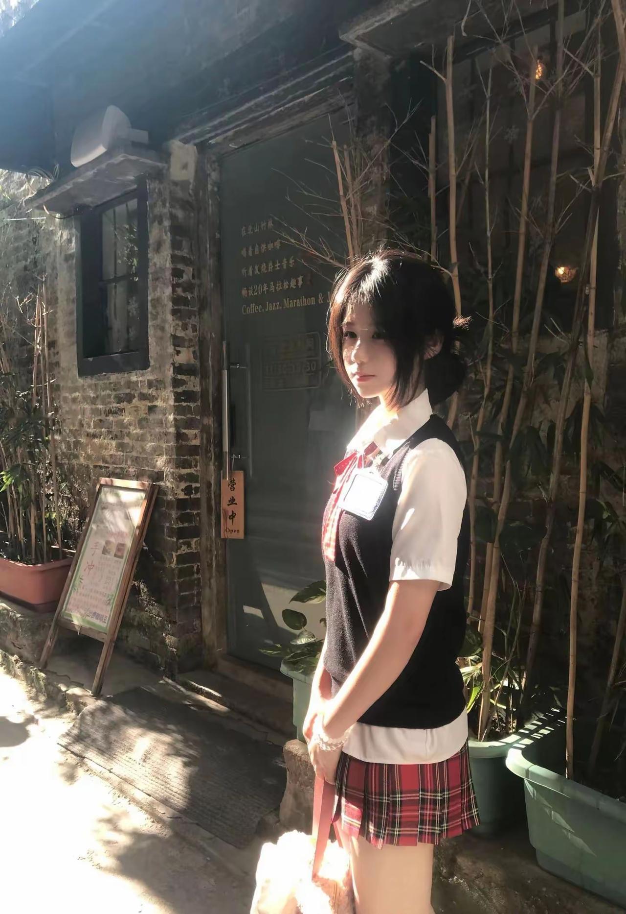 “阳光下的少女，青春洋溢的校园时光”🌞👩‍🎓📚秋日少女照 阳光白裙少女