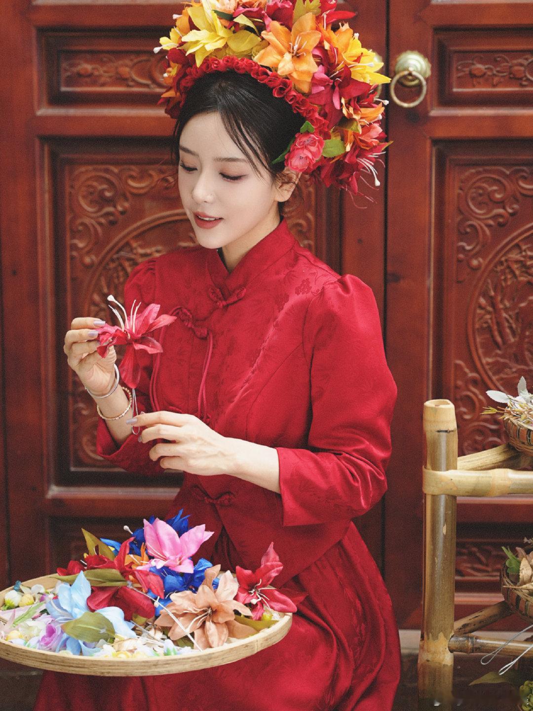 #乌兹请神Uzi# #Uzi请神乌兹#这次是簪花美照！Rita更博晒照：终于把花