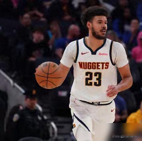 年薪小5000万美刀的贾马尔·穆雷，硬是交出14投1中得5分的答卷。这钱，砸得真