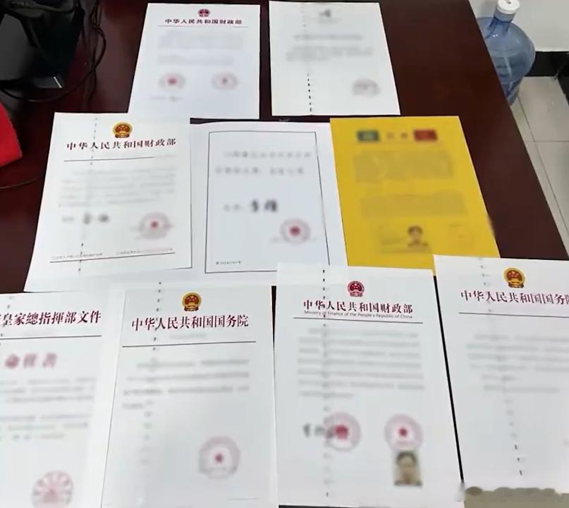 男子持皇家印章坐高铁  骗子的最高境界是先把自己给骗了[允悲] 