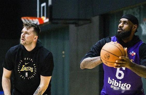 Nba季后赛激战正酣。
现在已经拿到赛点的是西部的湖人队。
3:0战胜火箭，已经