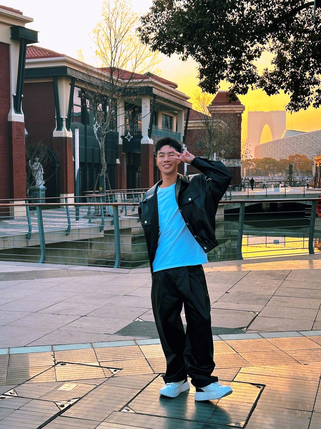 #新年旅行#  漫步在苏州月光码头，如同进入一幅江南水乡的画卷。夜幕降临，悠悠的