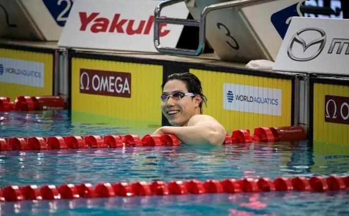 游泳世界杯新加坡站比赛结束后在泳池边休息的覃海洋，用他强劲的实力征服了对手和这一