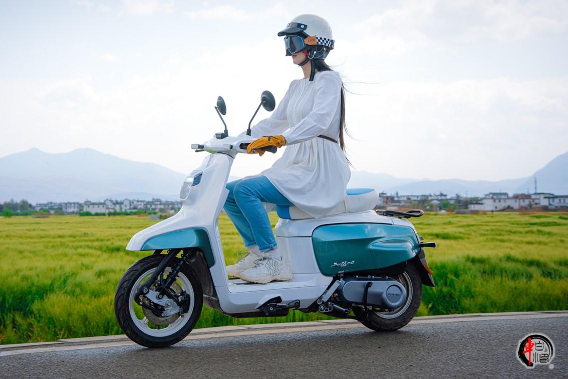 #高颜值复古踏板有什么推荐#
力刻摩托近日发布了一款专为女性骑手打造的小踏板——