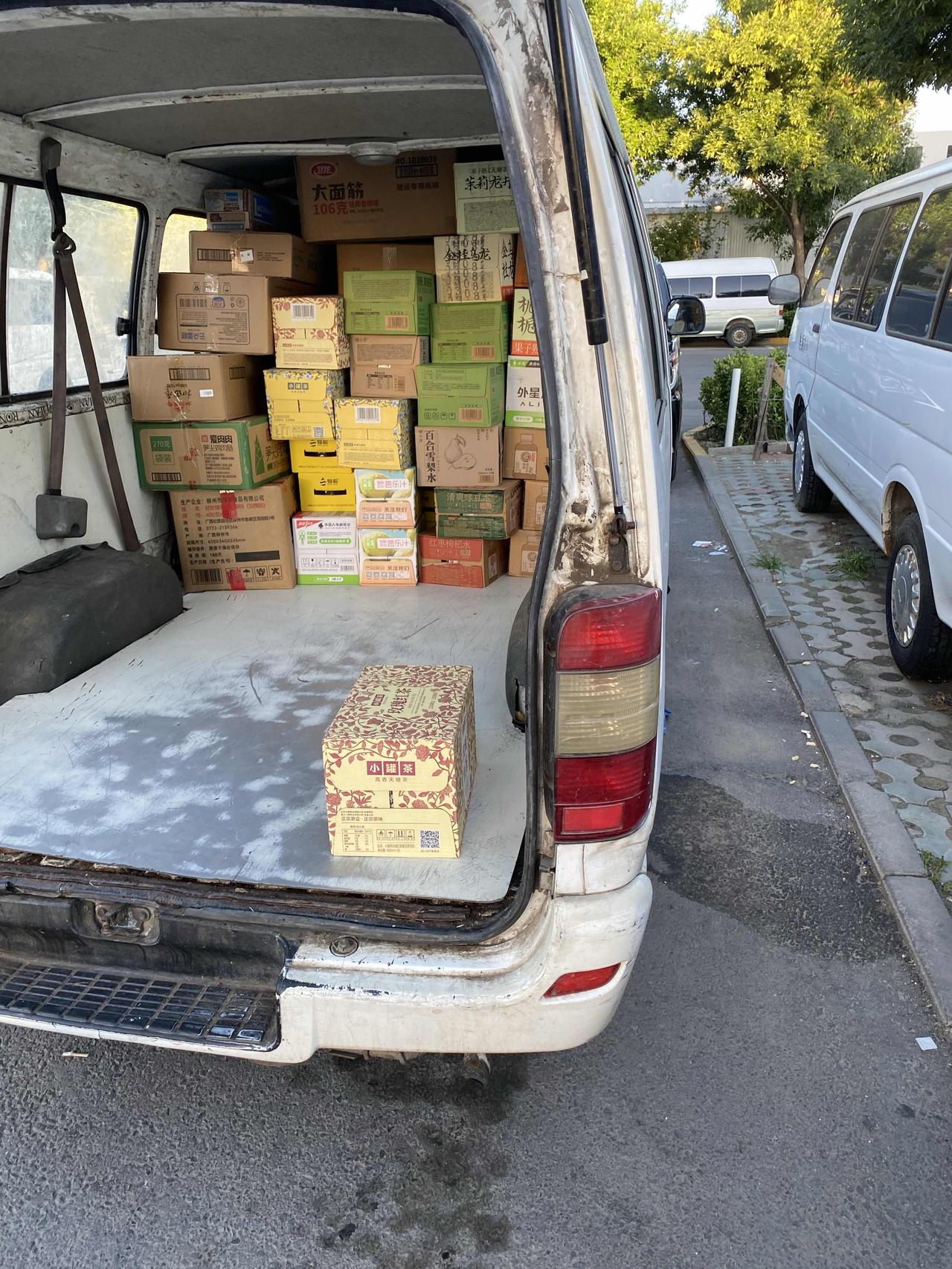 今天早上干了个兼职，3点40分就起床了，4点准时到库房，接着开车去北京新发地卸货
