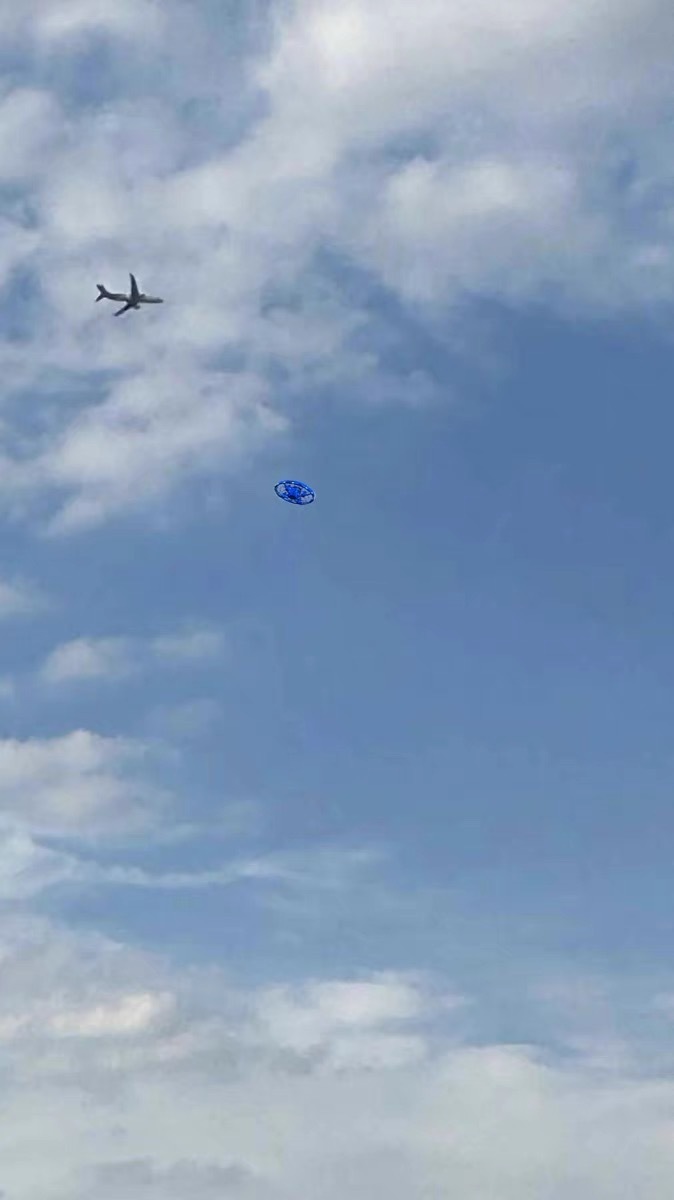 美国疑出现可变形UFO盘旋15分钟这UFO是不是Made in China义乌啊