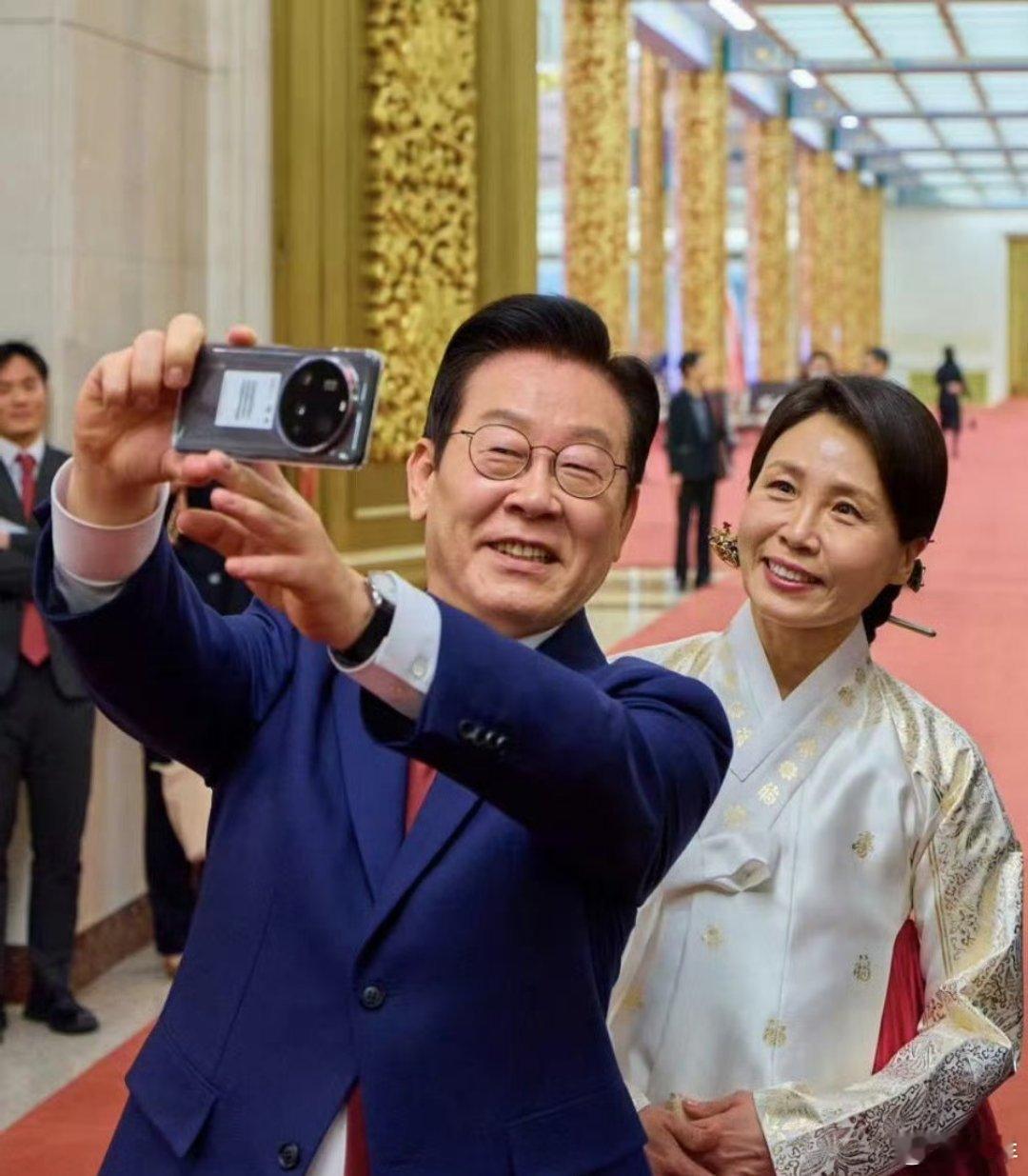 可以认出来，李在明自拍的手机是哪款吗？