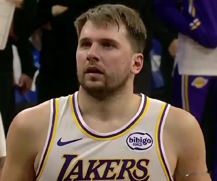 得分如砍瓜切菜！！！
东契奇本赛季至今3次与灰熊交手的数据表现！！！
1：湖人1