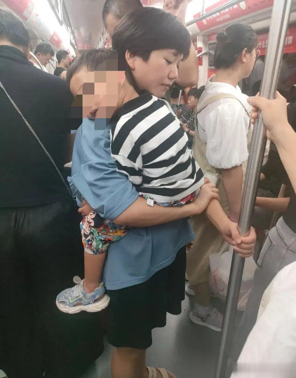 无法理解不让座的人。更无法理解那些跳起来嚷嚷“道德绑架”的人。你们有那嚷嚷的力气