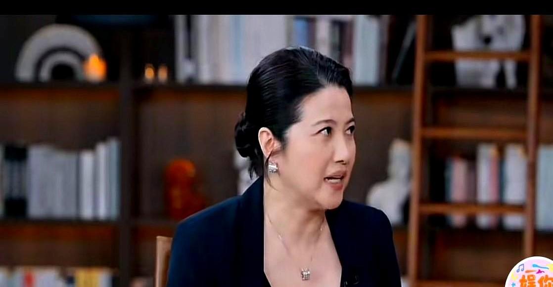 52岁的影后颜丙燕，和32岁的导演李亘，没有靠绯闻上热搜，反倒是一起扛起了一部投