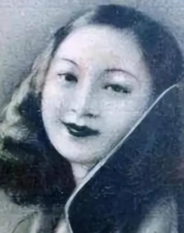 1952年秋，青岛汇泉体育场，一个颇有风韵的55岁女子，被押上公判台。突然，手铐