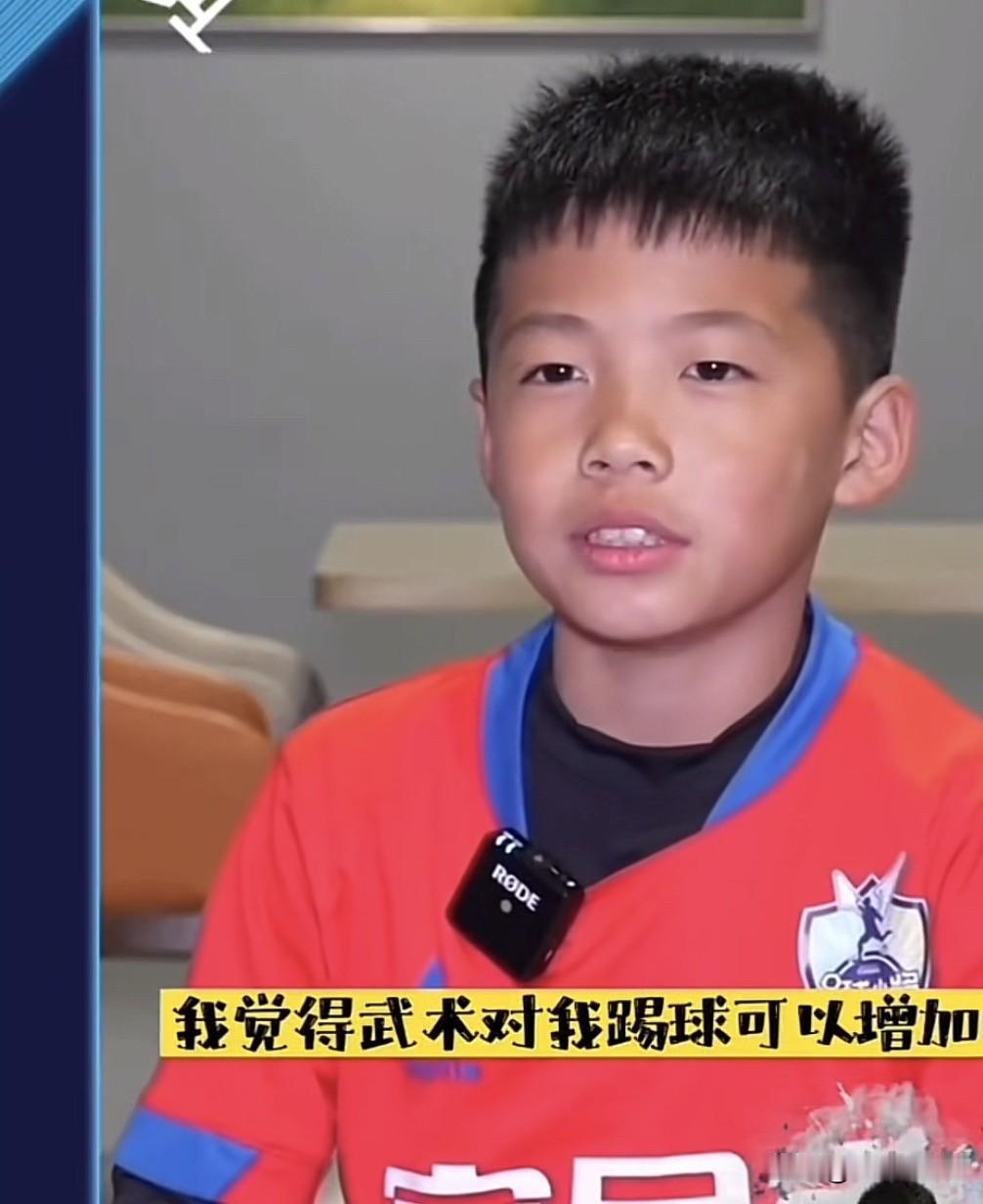 这两天这个小伙子很火，踢球赢很火，关键是有骨气，长了中国人的志气。不像那些个窝里