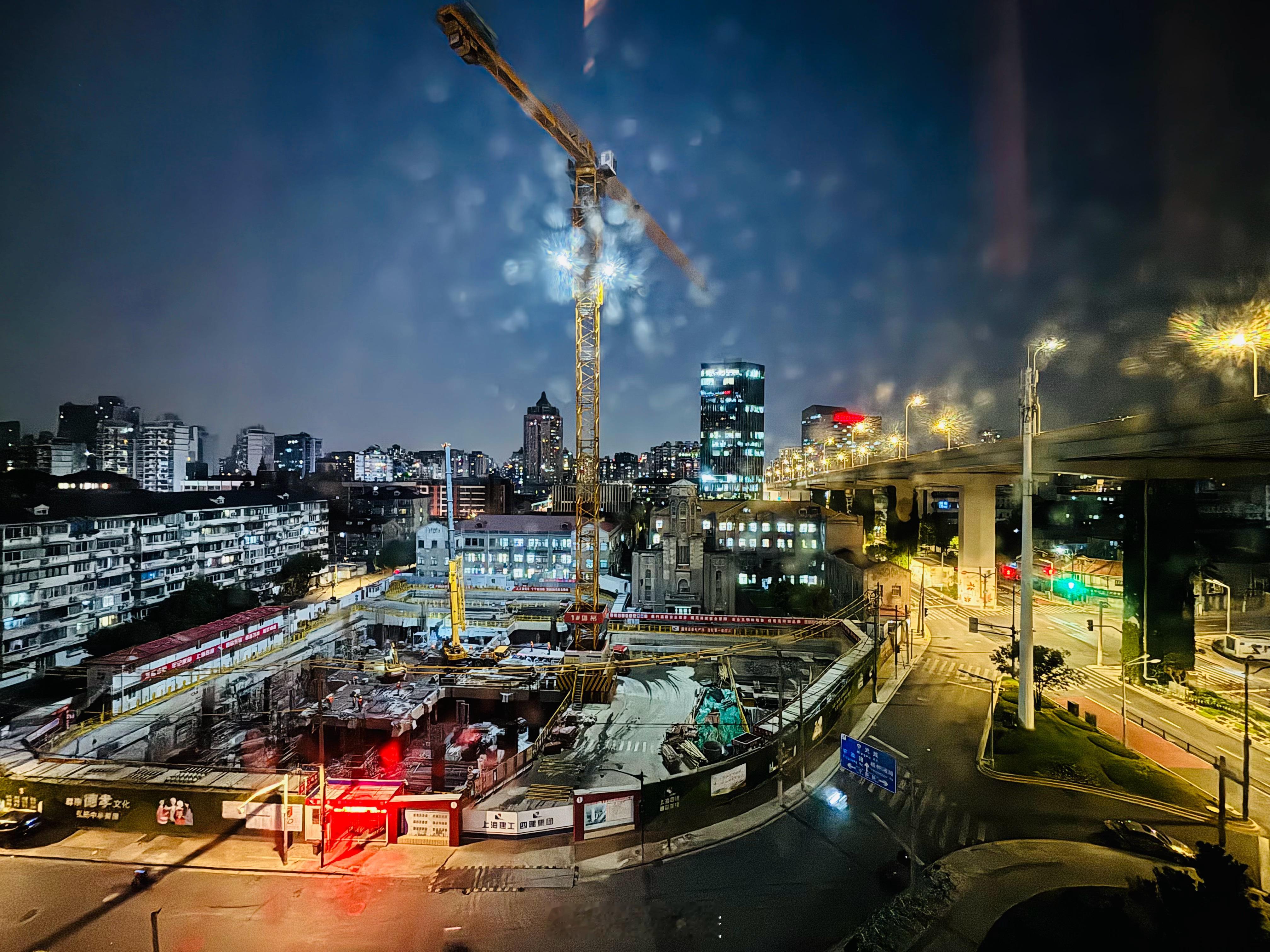 上海是一个连工地看起来都像赛博深坑的地方[微笑]  ​​​