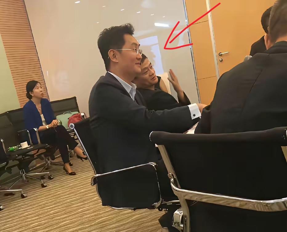 紧紧挨在马化腾肩头交谈的是谁？