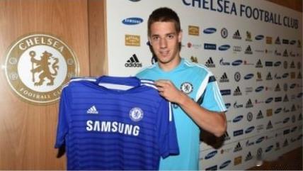 【切尔西官方宣布签约19岁新星】 北京时间7月10日消息，英超豪门切尔西俱乐部周