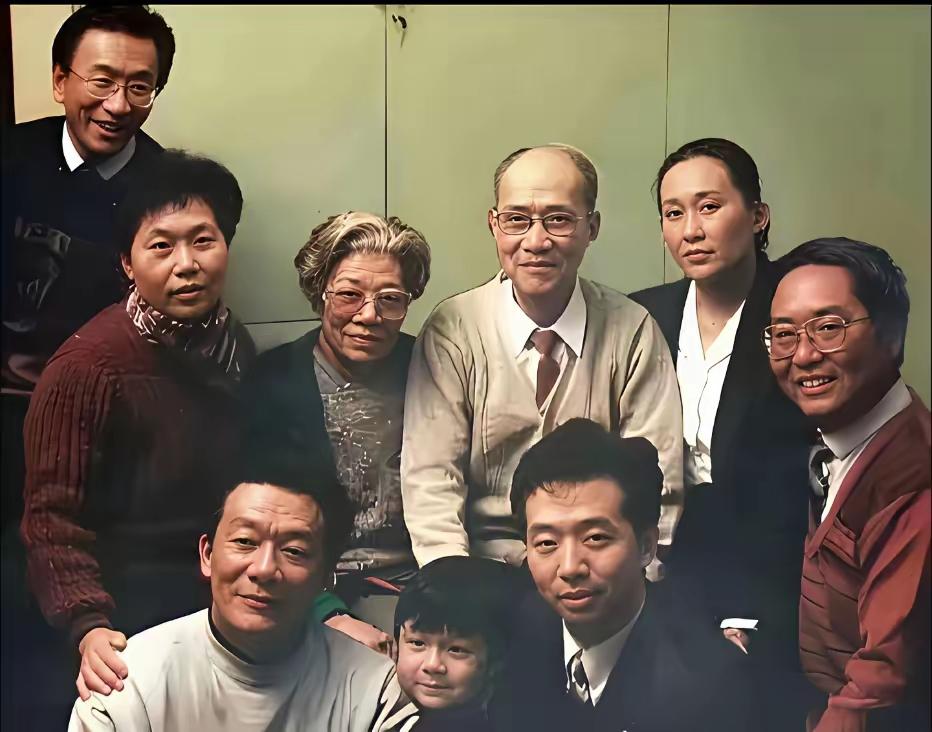 侯氏家族棒，
人丁更兴旺。
唯有大公子，
不在照片上。
