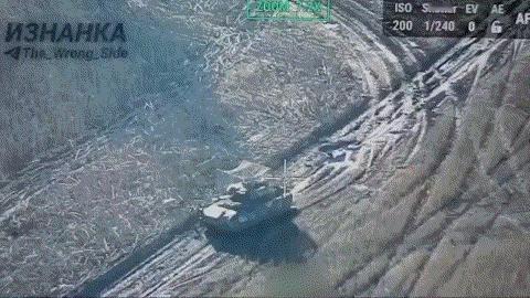 一辆美国 M2A2 布拉德利步兵车在库尔斯克地区被俄罗斯军队摧毁的疯狂镜头！