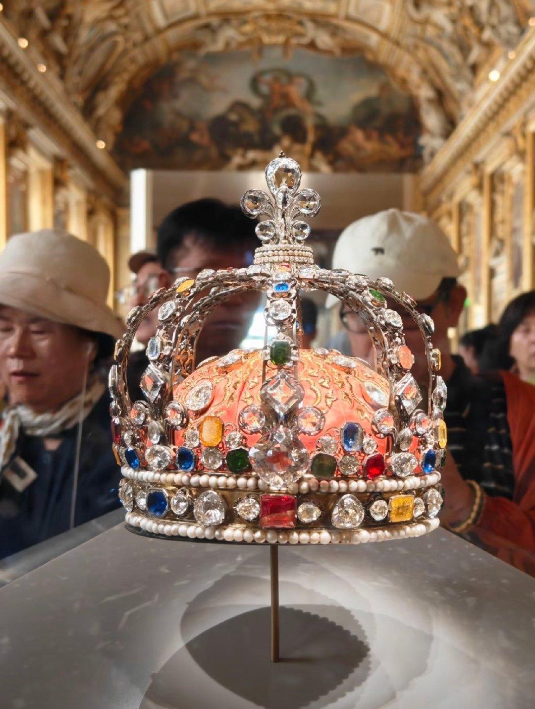 巴黎卢浮宫开馆时发生惊天抢劫案！
蒙面歹徒通过施工通道进入阿波罗画廊，仅用七分钟