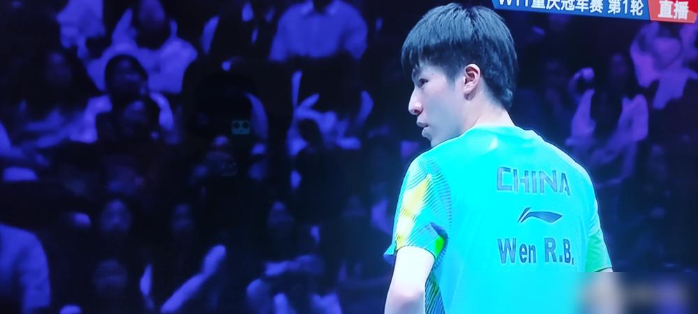 18岁的温瑞博在场上3比0横扫对手，意气风发，但现实的账单却比球赛冷酷得多。