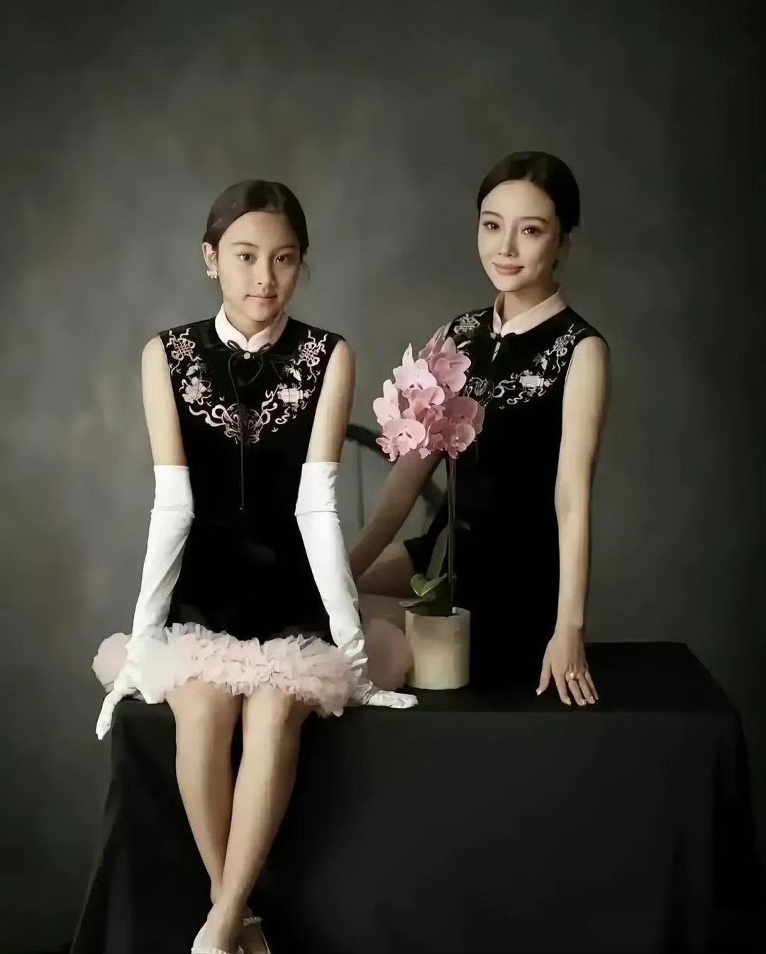 事实证明，长得一模一样不用亲子鉴定了。 