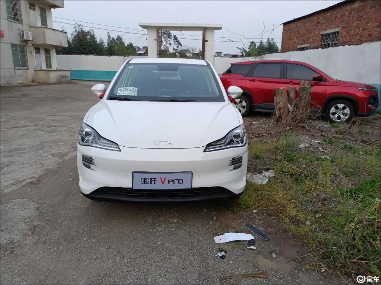 【车主：车子没有后雨刷 没有行李架 其他也就是那样吧 】

哪吒V 2022款P