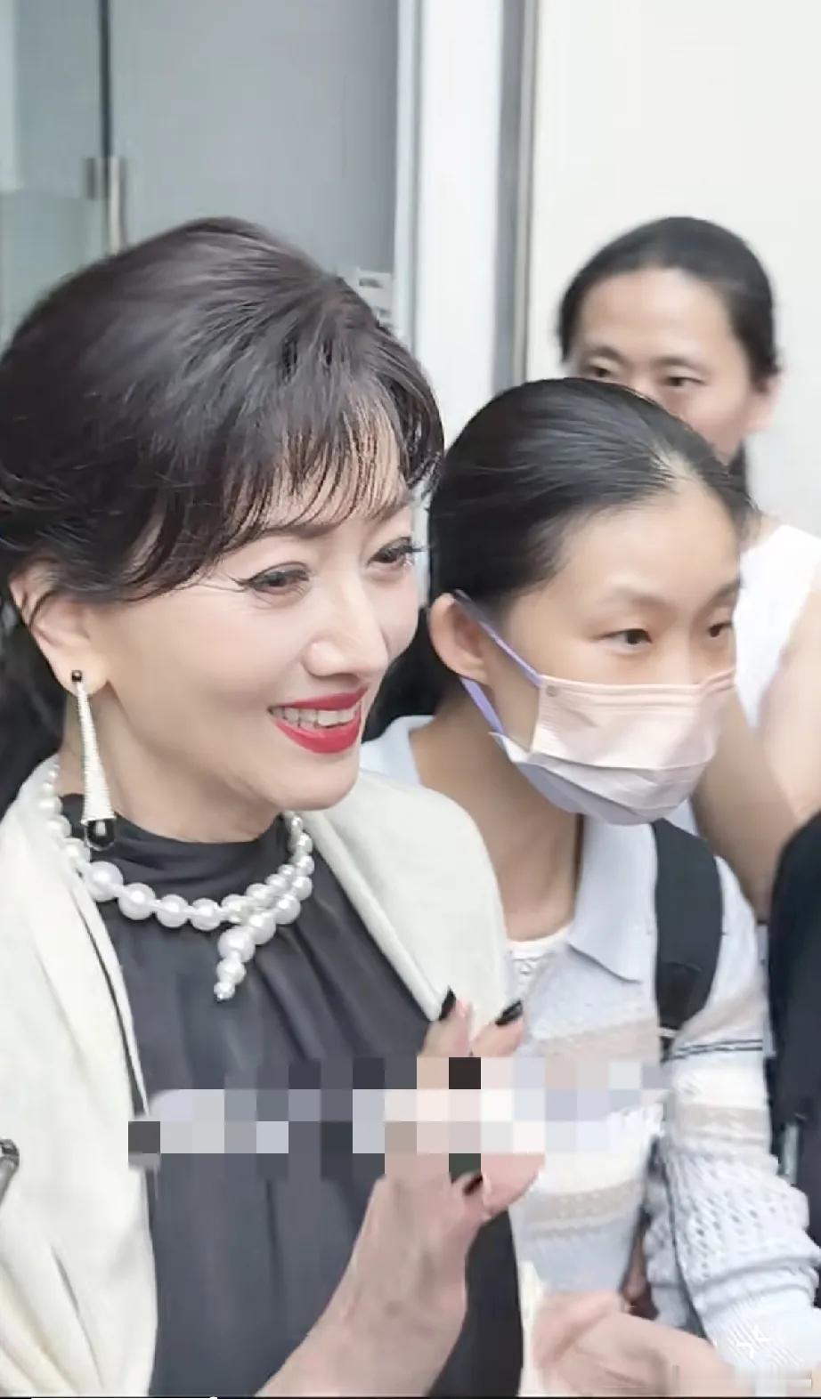 赵雅芝现身香港彩排，一身造型颇有看点：黑色衣装搭配染黑的假发，指尖涂着黑甲，周身