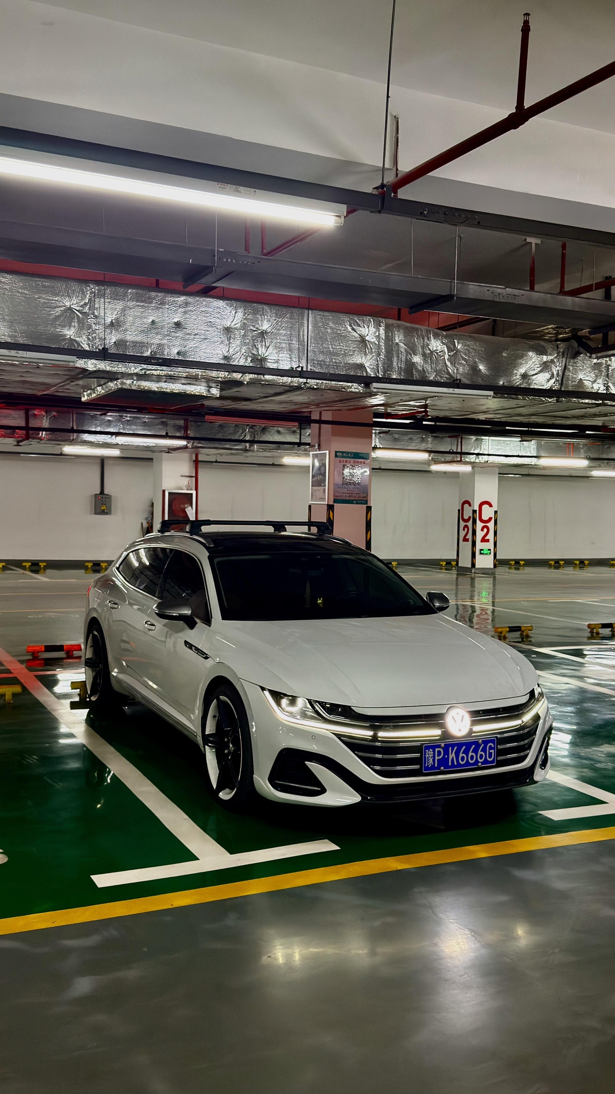 大众CC旅行版。还记得你有四个无框车门嘛！